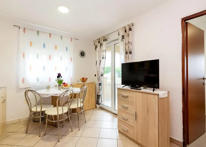 2 Bedroom Lovely In Apartamento Rovanjska