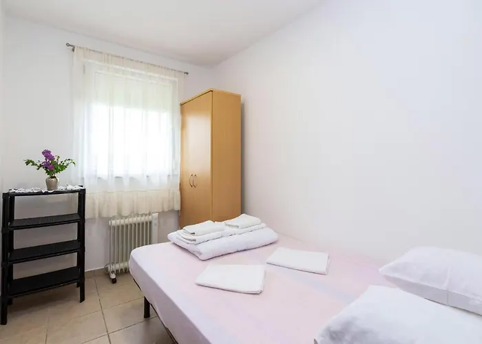 2 Bedroom Lovely In Lägenhet